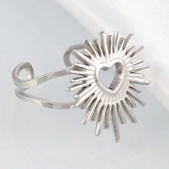 18K Gold Plated Stainless Steel Heart Burst Adjustable Ring - Picture 7 of 8